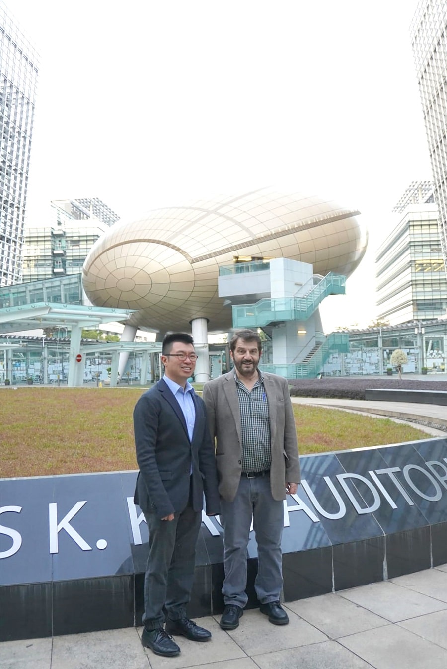 香港大學的岑浩璋教授（左）與哈佛SEAS的David Weitz教授（右）率領中心內的科學研究。