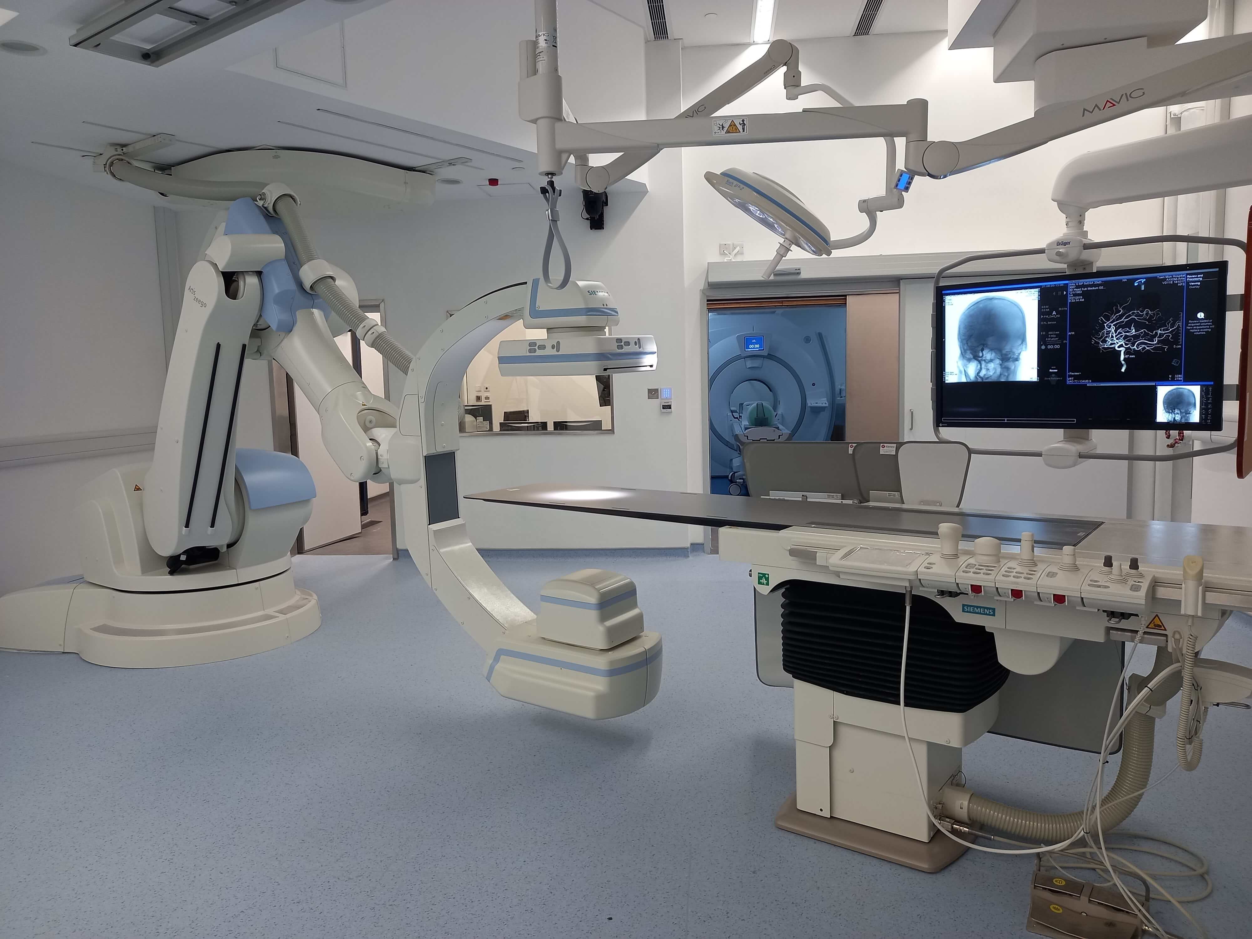 MRC實驗室的混合手術室配備了磁力共振掃描及機械人輔助 C 臂 X射線成像系統（Artis Zeego）儀器。此設備專門為研發新型手術機械人及醫療設備而設，透過活體動物和屍體實驗作臨床前評估。