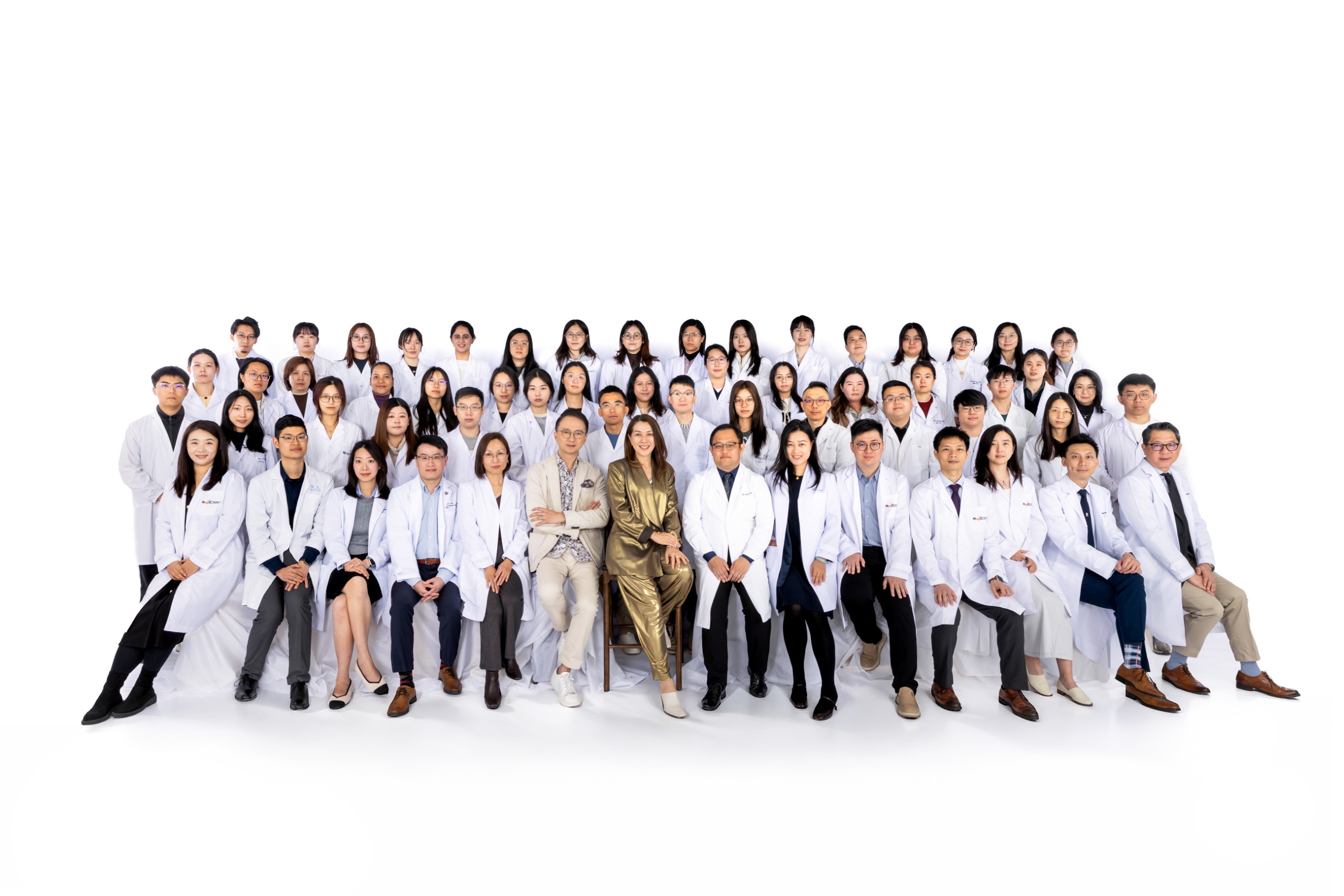中心內的科研團隊專業領域廣泛，包括醫藥、微生物學、生物學、食品科學和生物訊息學。圖為中心聯合總監陳家亮教授及主要研究人員。